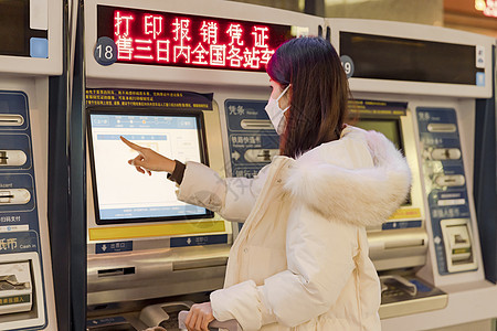 在地铁站打印报销凭证的女性图片