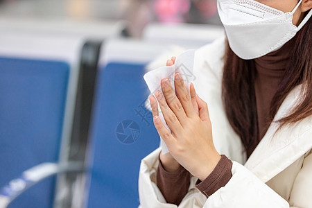 女性使用消毒湿巾特写背景图片