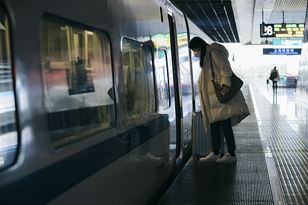 通勤通勤剪影逆光中上火车的女性剪影背景