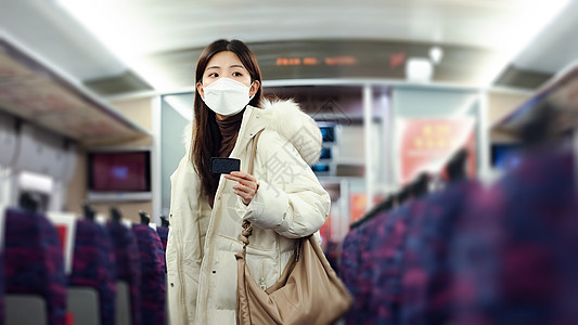 候车厅戴口罩的女性在火车车厢里寻找座位背景