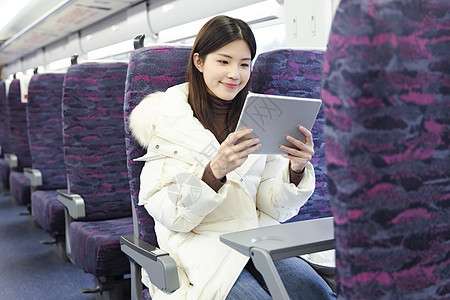 女性旅行途中使用平板电脑图片
