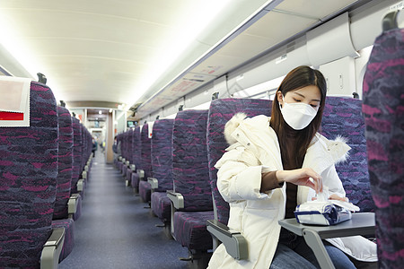 女性在车厢里使用消毒酒精湿巾高清图片