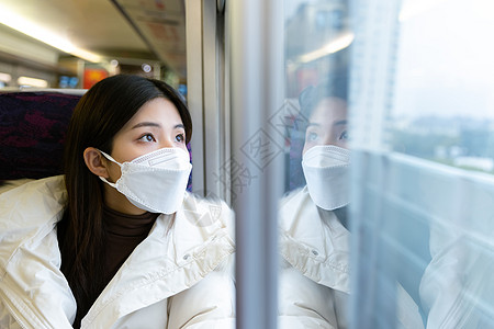 少女坐在火车车厢看窗外风景图片