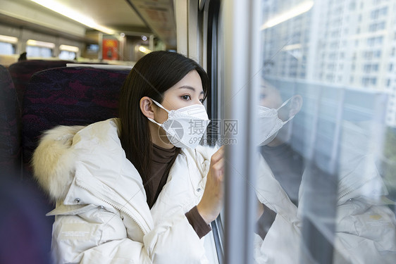 坐在火车车厢看风景的女性图片