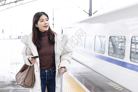 春运回家的女性在站台上寻找车厢图片