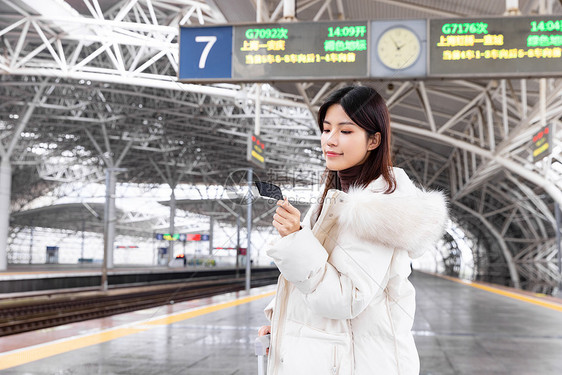 春运回家的女性在站台上等候列车图片