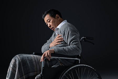 行动不便的老人身体心绞痛图片素材