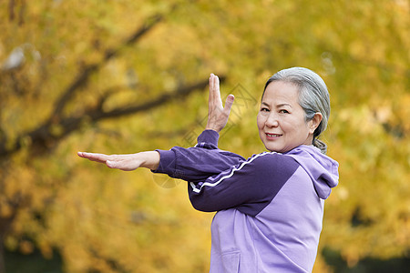 老奶奶晚年生活逛公园运动热身图片