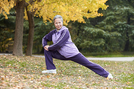 老人运动老奶奶晚年生活逛公园运动压腿背景