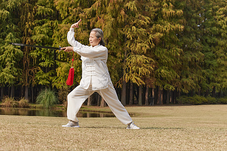 老奶奶晚年生活公园里舞剑图片