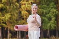 老奶奶晚年生活公园里抱着瑜伽垫图片