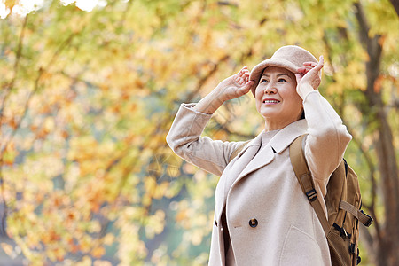 老奶奶晚年生活逛公园欣赏秋季景色图片