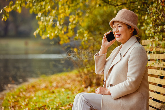 老奶奶晚年生活公园里打电话图片