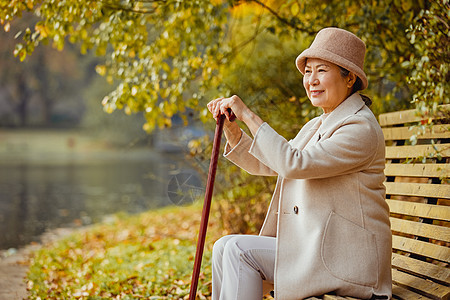 冬季安逸老奶奶晚年生活公园里湖边歇息背景图片