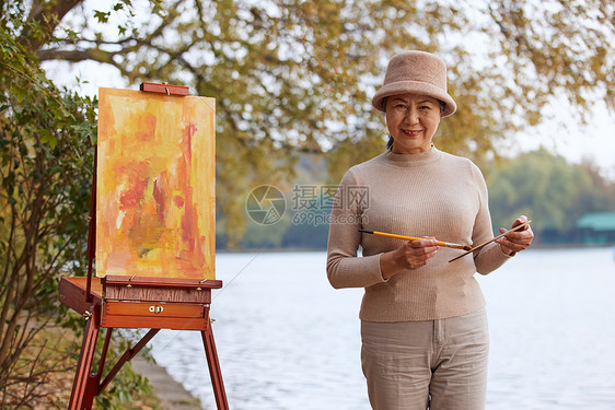 秋季老人公园里绘画油画图片