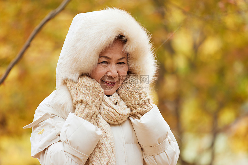 老年人老奶奶冬季生活保暖图片