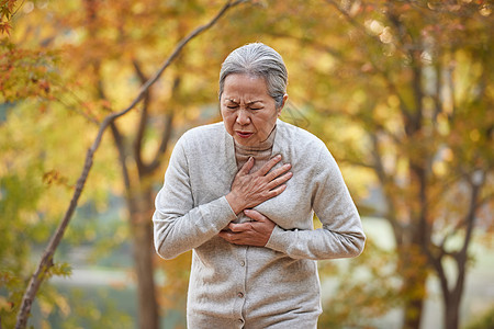 老年人老奶奶户外突发胸口疼痛疾病图片