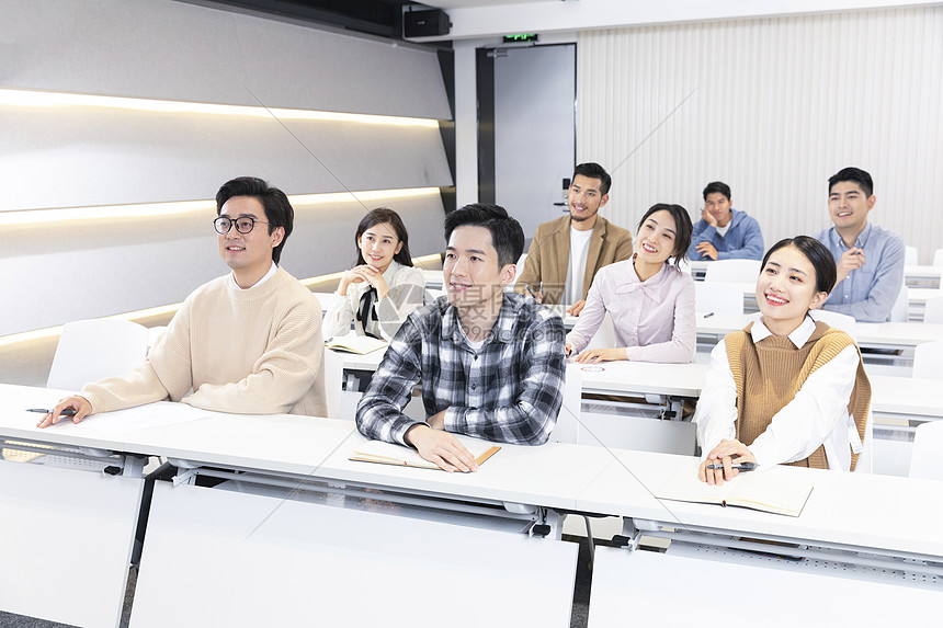 成人教育大学生课堂听课听讲图片