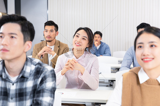 成人教育大学生课堂听课听讲图片