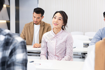 成人教育大学生课堂听课听讲图片