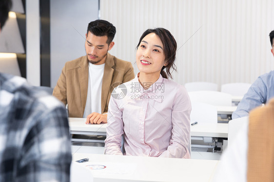 成人教育大学生课堂听课听讲图片