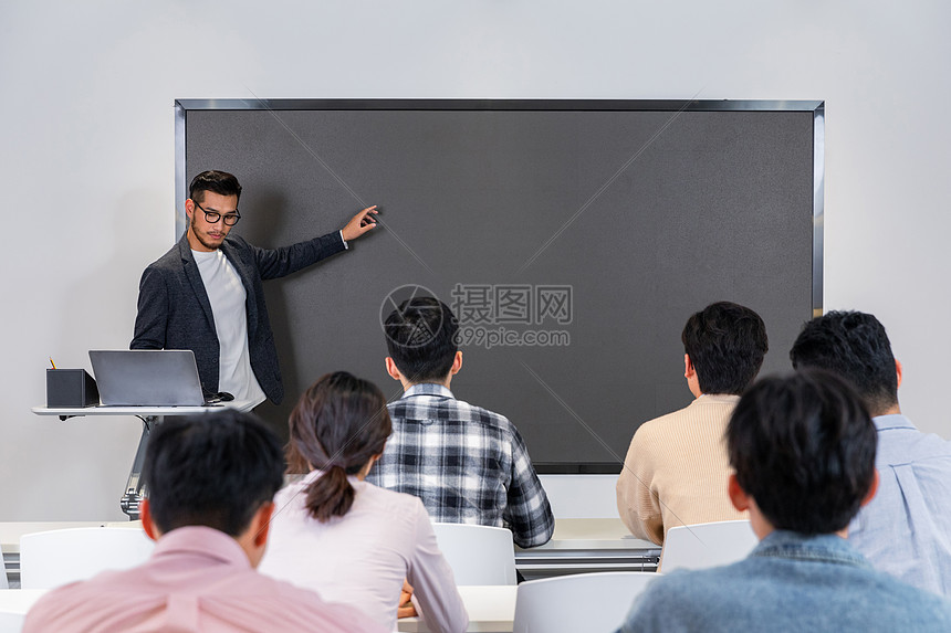 成人教育学院教师讲课图片