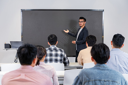 成人教育学院教师讲课图片