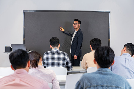 成人教育学院教师讲课图片