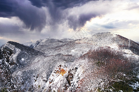 日本北海道室兰山地雪景自然风光图片