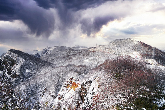 日本北海道室兰山地雪景自然风光图片