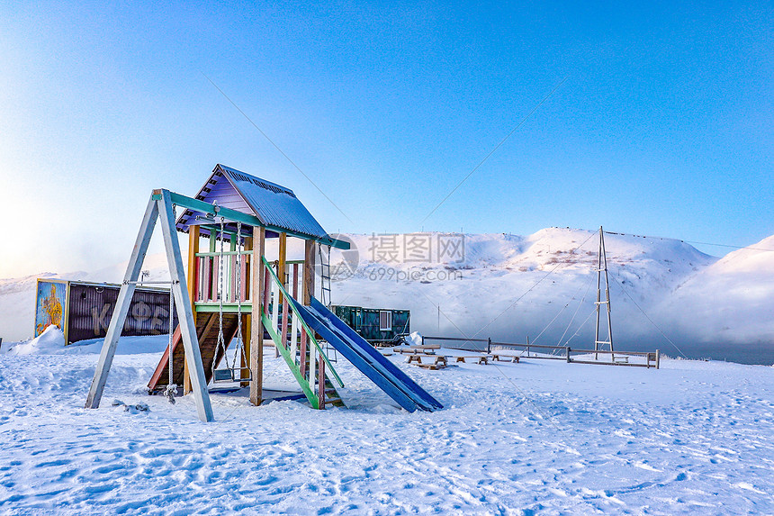 浪漫雪地场景图片