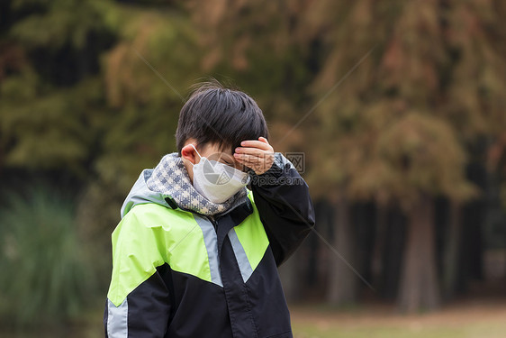 秋冬儿童户外戴口罩发烧头痛图片