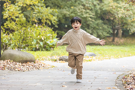 公園裡跑步人秋季儿童公园里跑步玩耍背景