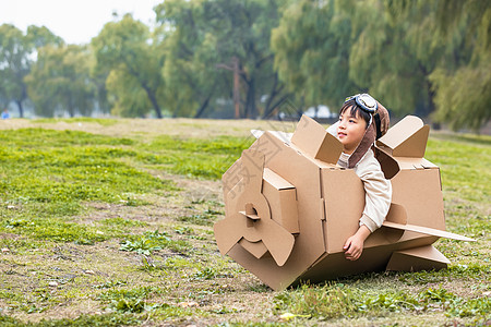 秋游小男孩公园里飞行嬉戏图片