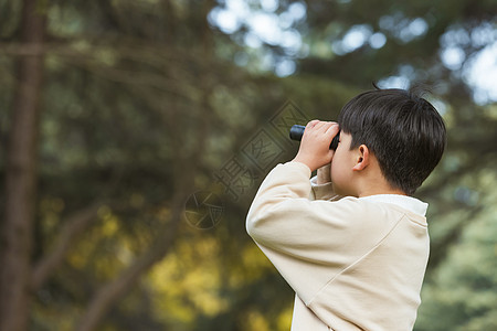 秋季儿童公园里拿望远镜观望图片