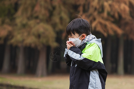 防范疫情儿童秋冬儿童户外戴口罩流感咳嗽背景
