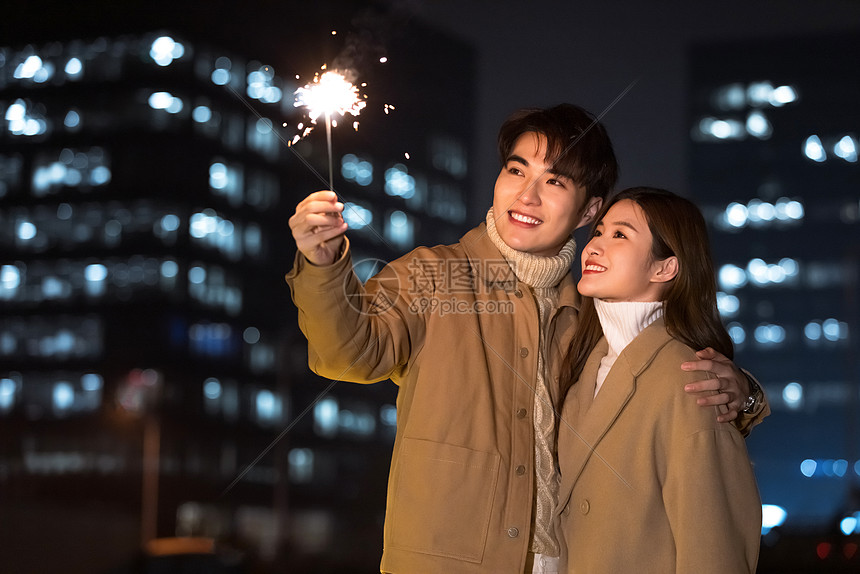 情侣室外放烟花迎新年跨年