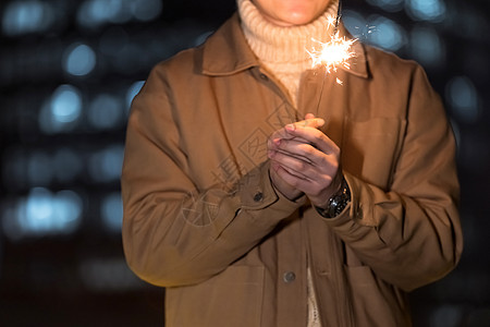 秋冬夜晚男性室外放烟花图片