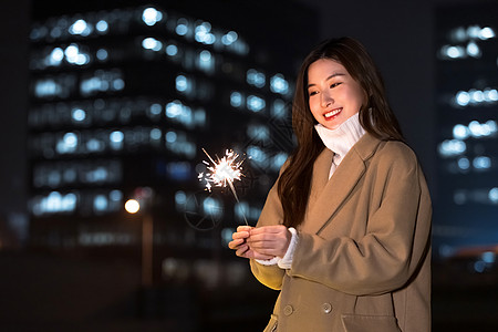 秋冬夜晚美女室外放烟花图片