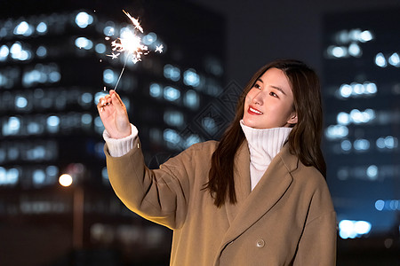 女孩放烟花图片