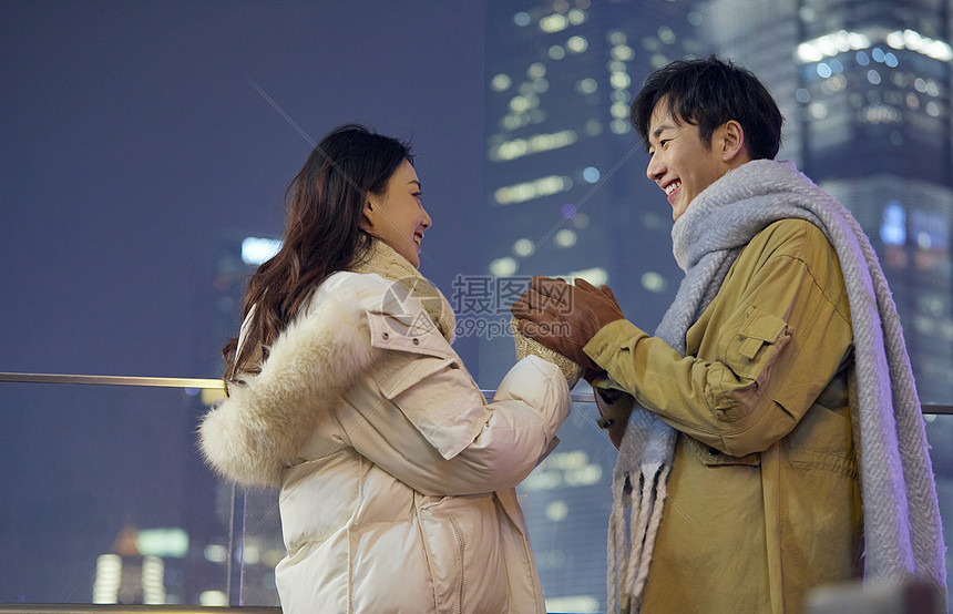 夜晚冬季情侣亲密暖手