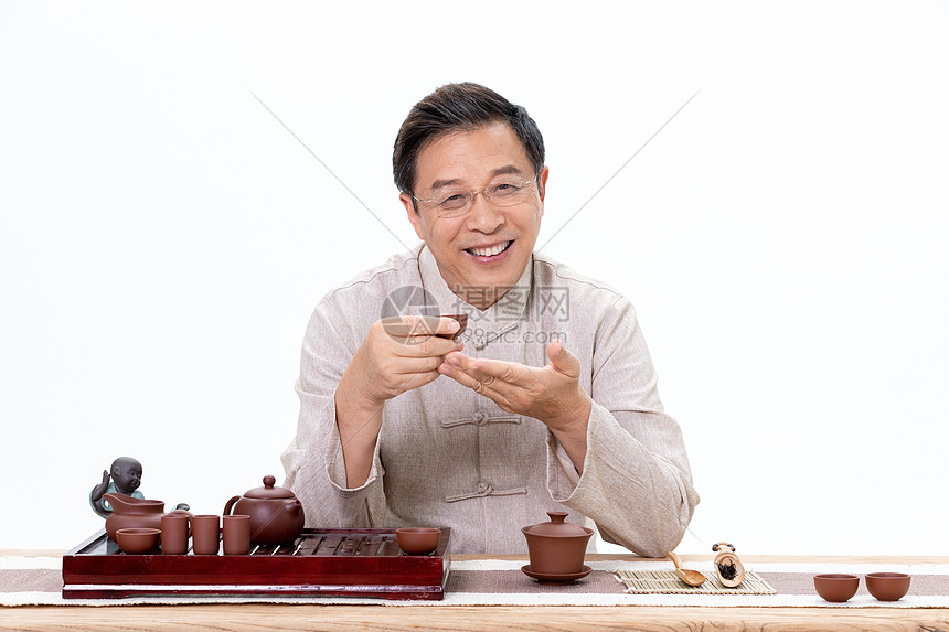 穿着唐装品茶的老人开心的喝茶图片
