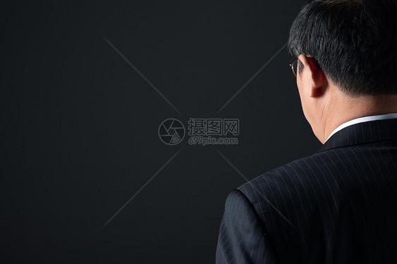 中年商务男性的背影图片
