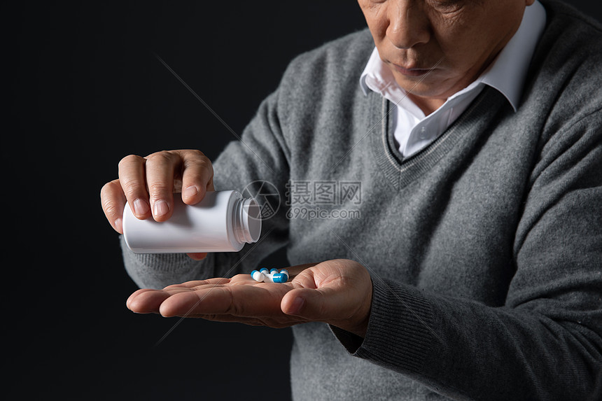 吃药的老人身体不适的人图片