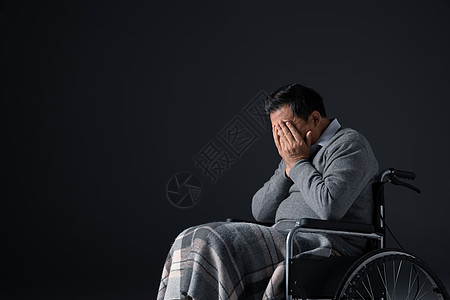 坐在轮椅上悲伤的老人图片