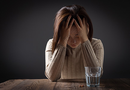 医疗图片在黑暗中抑郁的女性背景