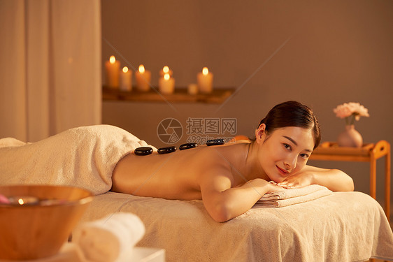 女性spa热石按摩图片