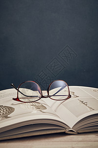 近视眼镜和书本图片
