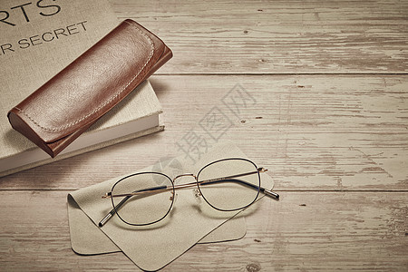 近视眼镜框架眼镜和书本背景