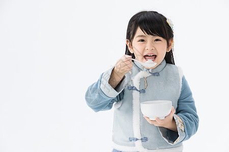 春节牛奶素材穿着淡蓝色古装的可爱小女孩吃汤圆背景